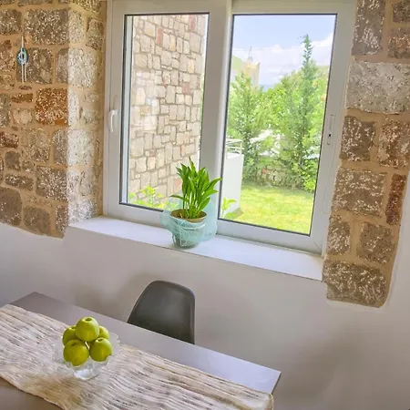 G&k Stone Apartment *